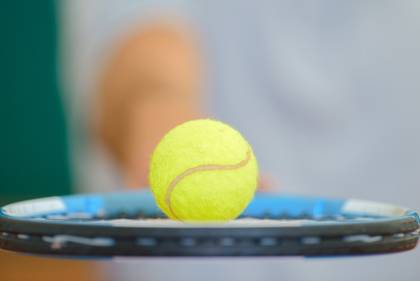 tennis racket and ball - Valokuva, kuva