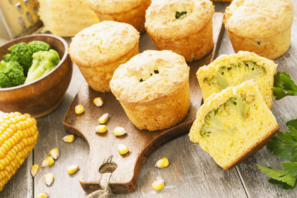 Kukuřičné muffiny s brokolicí  - Fotografie, Obrázek