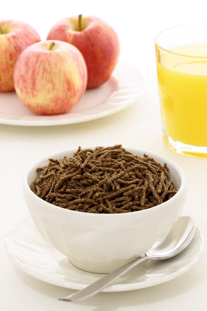 gezond ontbijt met verse apple, oranje sap en tarwe zemelen granen - Foto, afbeelding