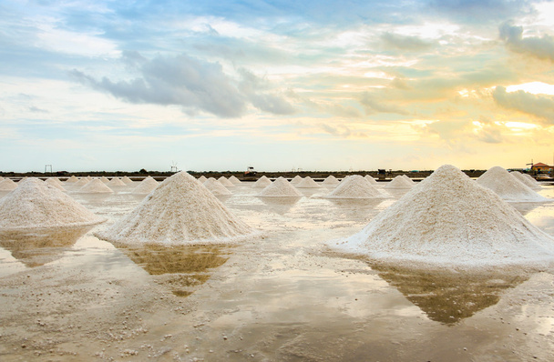 Hermoso paisaje de un verano con una granja de sal en Tailandia
 - Foto, Imagen