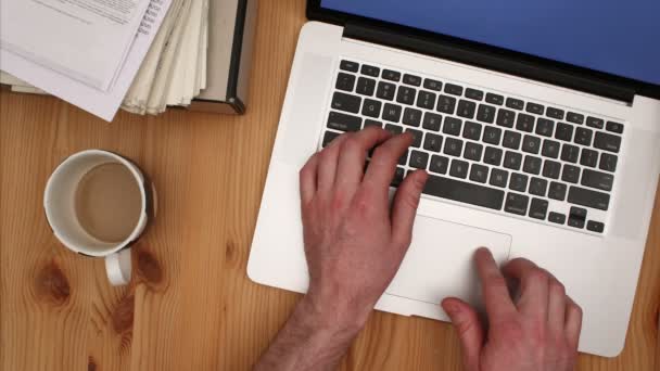 Homem trabalhando no laptop - Filmagem, Vídeo