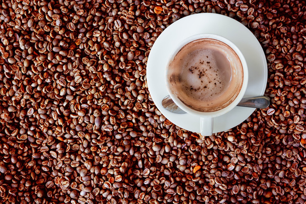 Boş kahve fincanı kahve çekirdekleri arka plan üzerinde - Fotoğraf, Görsel