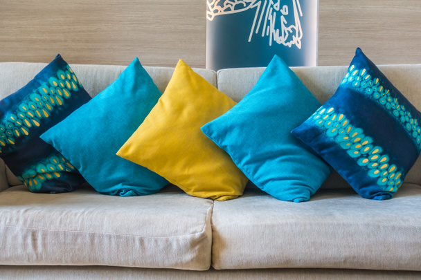 Красива розкішна подушка на дивані
 - Фото, зображення