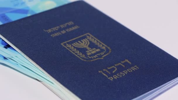 Pyörivät Israelin rahalaskut 200 sekeliä ja Israelin passi
 - Materiaali, video