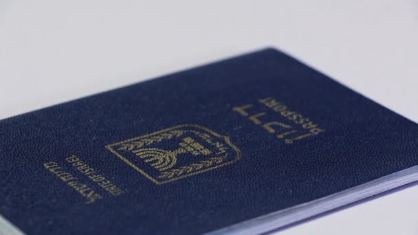 Обертові ізраїльська паспорт на білому тлі - Кадри, відео