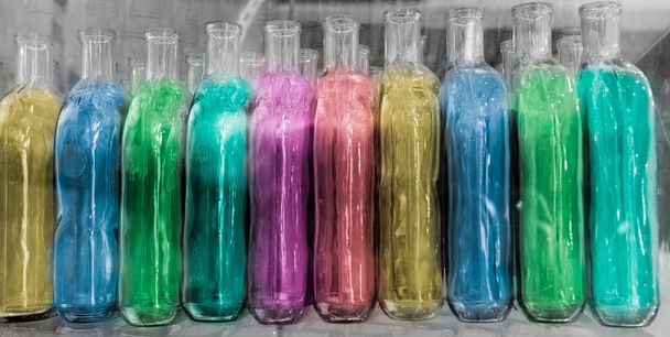 Nagy csoport üres színes újrahasznosított üveg palackok - Fotó, kép