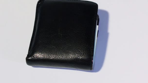 Otáčení různých izraelský šekel SIPO v úzké černé kožené peněženky - pohled shora - Záběry, video
