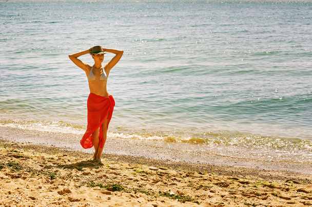 egy gyönyörű fiatal nő fotó napozás, a Fekete-tenger partján - Fotó, kép