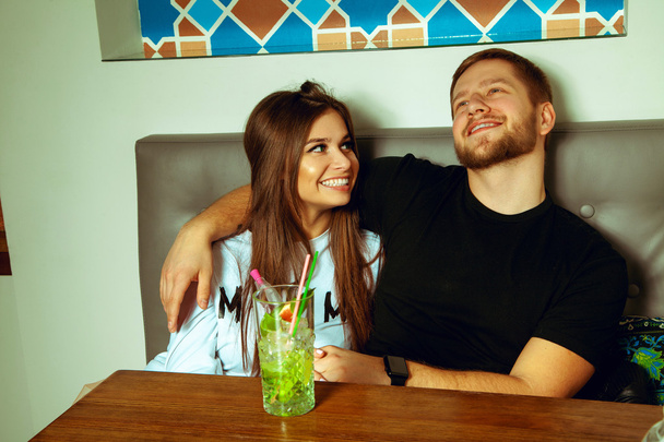 couple sitting at a table in a cafe - Foto, imagen