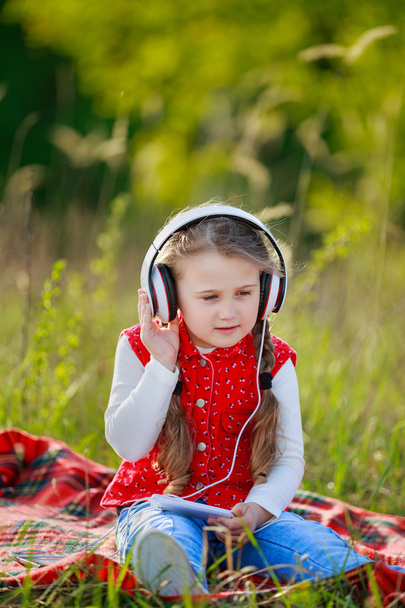 girl with white headphones - Zdjęcie, obraz