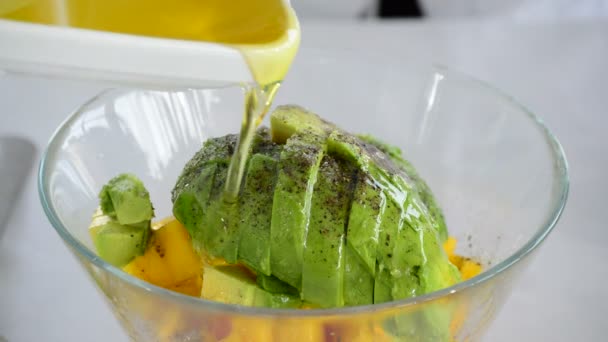 Cocinar con frutas de aguacate e ingredientes de aceite de oliva
 - Metraje, vídeo