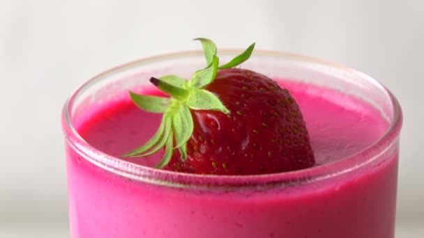 Rotating pink pannacotta dessert with strawberry 4K macro video - Video, Çekim