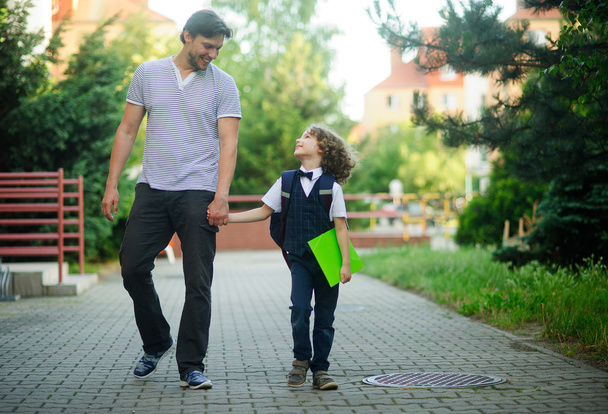 Dad's taking a first grader to school. - 写真・画像