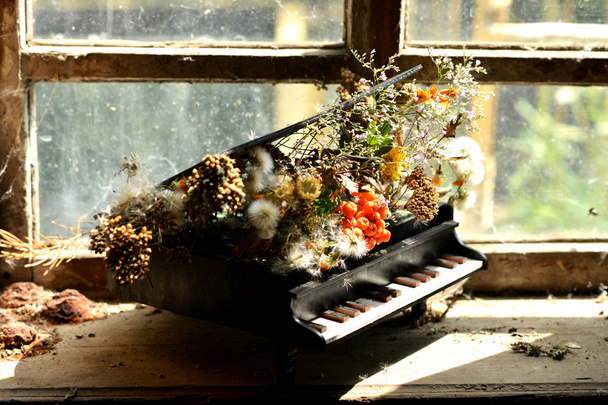Hediyelik eşya piyano. Çiçek aranjmanı Piano. - Fotoğraf, Görsel