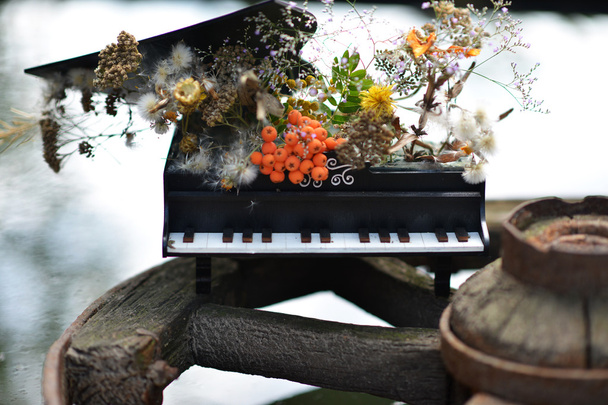 Hediyelik eşya piyano. Çiçek aranjmanı Piano. - Fotoğraf, Görsel