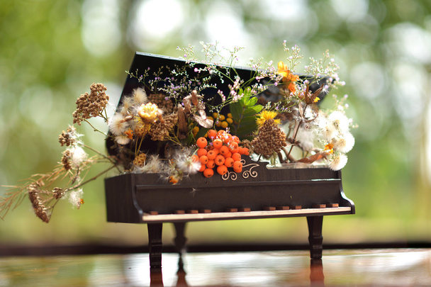 Сувенирное пианино. Аранжировка цветов на фортепиано
. - Фото, изображение