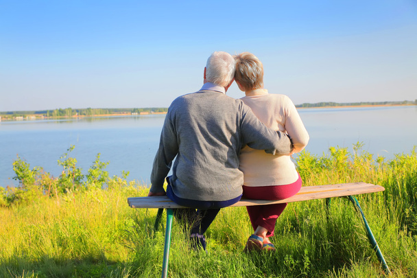 couple adulte personnes âgées sur la rive du lac
 - Photo, image