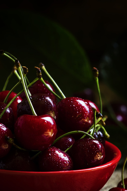 Red sweet cherries in a red bowl   - Foto, afbeelding