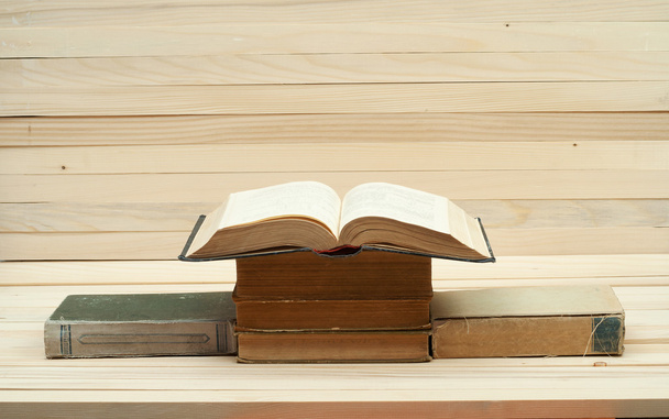 開いた本、木製のテーブルのハードカバー書籍のスタック。学校に戻るコピー スペース - 写真・画像
