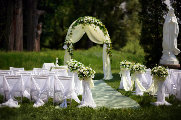 像や結婚式のアーチと緑の裏庭 - 写真・画像