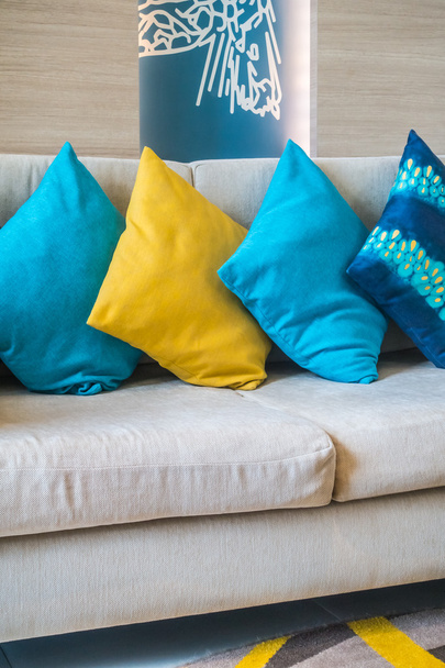 Όμορφο πολυτελές μαξιλάρι στον καναπέ - Φωτογραφία, εικόνα