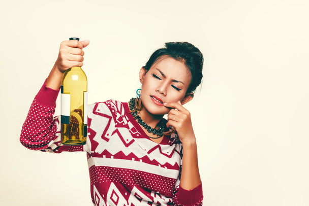 Asiatico donna tiene su un vuoto bottiglia
, - Foto, immagini