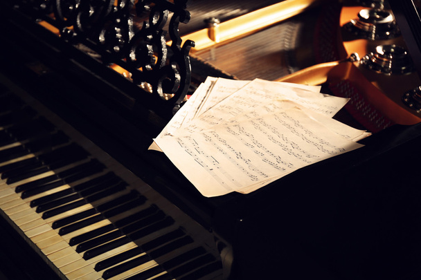 Музичні ноти на клавіатурі піаніно
 - Фото, зображення