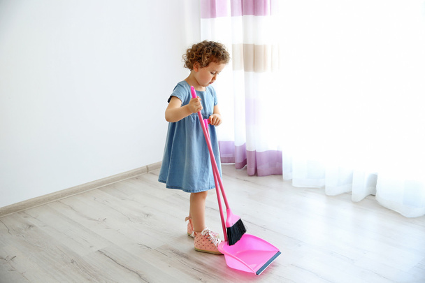 cute girl cleaning room - Foto, Imagem