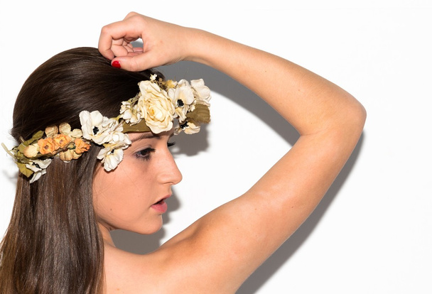 Model woman with crown of flowers - Foto, imagen