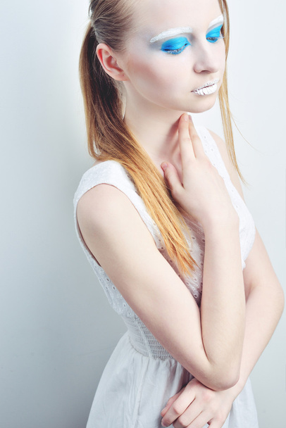 atrakcyjna młoda kobieta, stosując balsam na białym tle na białym tle - Zdjęcie, obraz