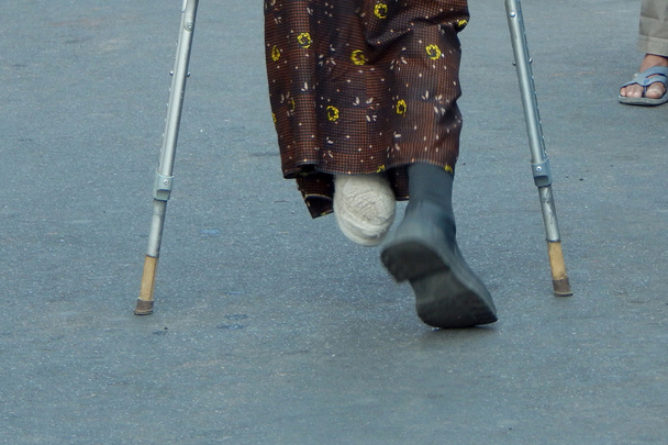 Homme indien marchant avec des béquilles
 - Photo, image