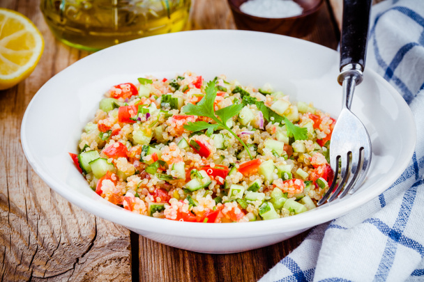 σπιτικό Ταμπουλέ με quinoa και λαχανικά - Φωτογραφία, εικόνα