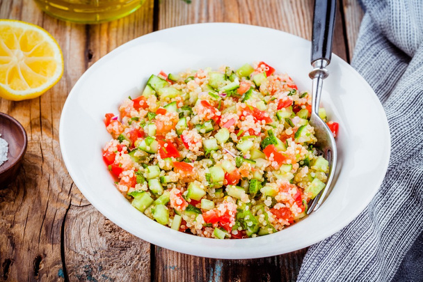 zelfgemaakte tabbouleh salade met quinoa en groenten - Foto, afbeelding