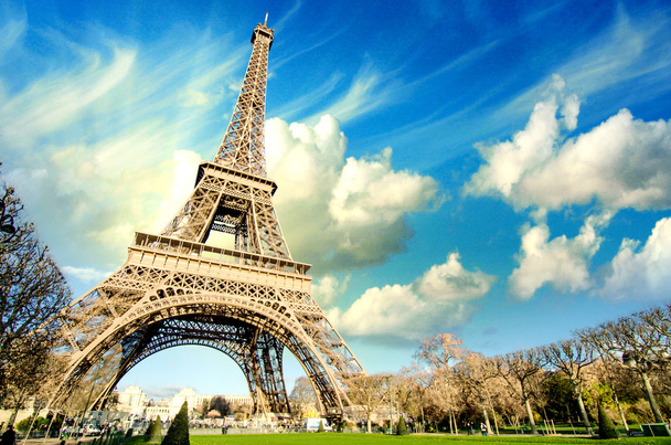 Eiffel toren glorie op een koude en zonnige winterdag in Parijs - Foto, afbeelding