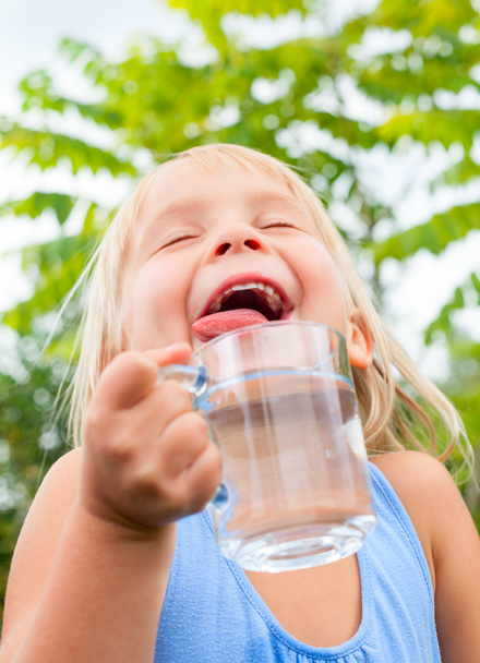Niño disfrutar de beber agua al aire libre
 - Foto, Imagen