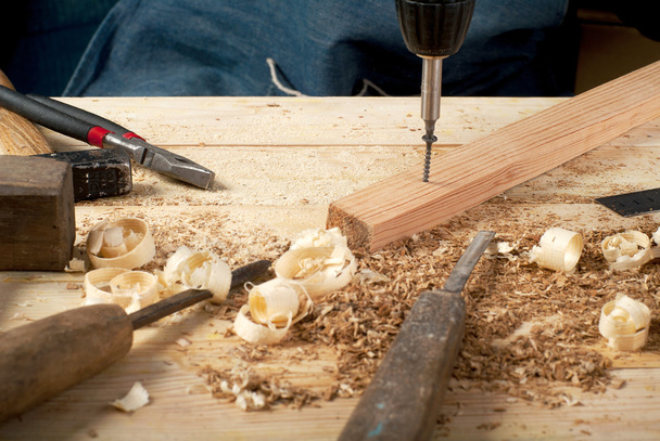 Ξυλουργός εργαλεία σε φόντο τραπέζι από ξύλο. Κάτοψη. Αντίγραφο χώρου - Φωτογραφία, εικόνα