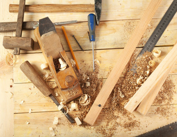 Timmerman tools op houten tafel achtergrond. Bovenaanzicht. Kopiëren van ruimte - Foto, afbeelding