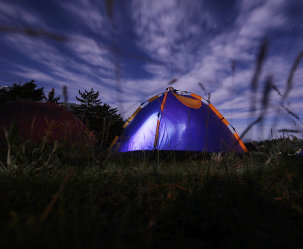 Nacht kamperen in de bergen   - Foto, afbeelding
