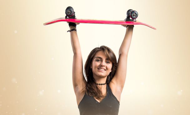 Νεαρό κορίτσι με σκέιτμπορντ - Φωτογραφία, εικόνα