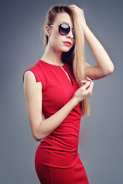 Young girl in a red dress - Fotoğraf, Görsel