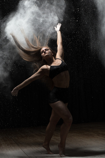 Girl dancing with a flour - Zdjęcie, obraz