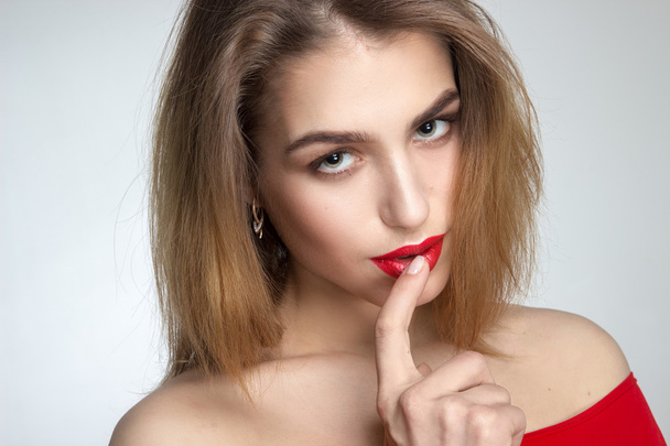 mujer joven con labios rojos en el estudio
 - Foto, Imagen