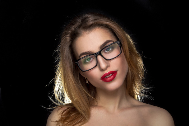woman in glasses and red lips - Foto, afbeelding