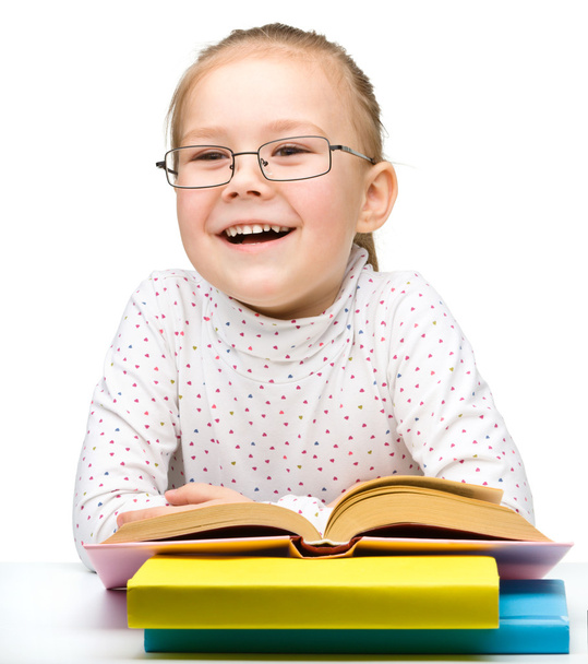ładny wesoły dziewczynka czytanie książki - Zdjęcie, obraz