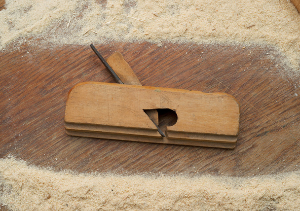 ferramentas de carpinteiro em mesa de madeira com serragem
. - Foto, Imagem