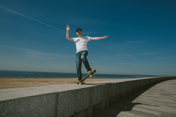  Skateboard Guy  Boarding in the City - Valokuva, kuva