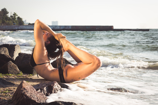 Joogaa kesärannalla harjoitteleva nainen
 - Valokuva, kuva