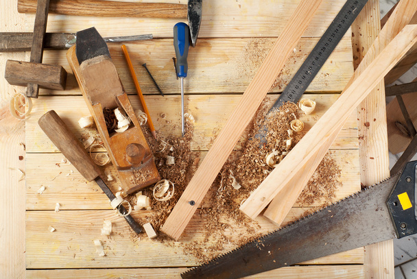 Herramientas de carpintería sobre fondo de mesa de madera. Vista superior. Copiar espacio
 - Foto, Imagen