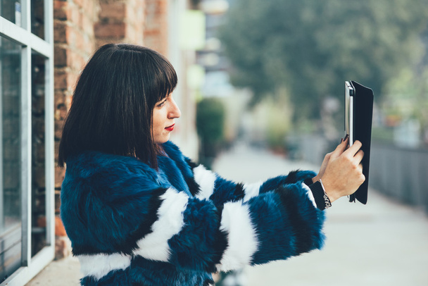 mujer al aire libre en la ciudad, tomando selfie
 - Foto, imagen