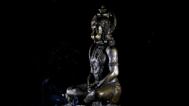 Hanuman obrazu, małpa bóstwa Hindu religia, obracające się czarne tło z dymu - Materiał filmowy, wideo